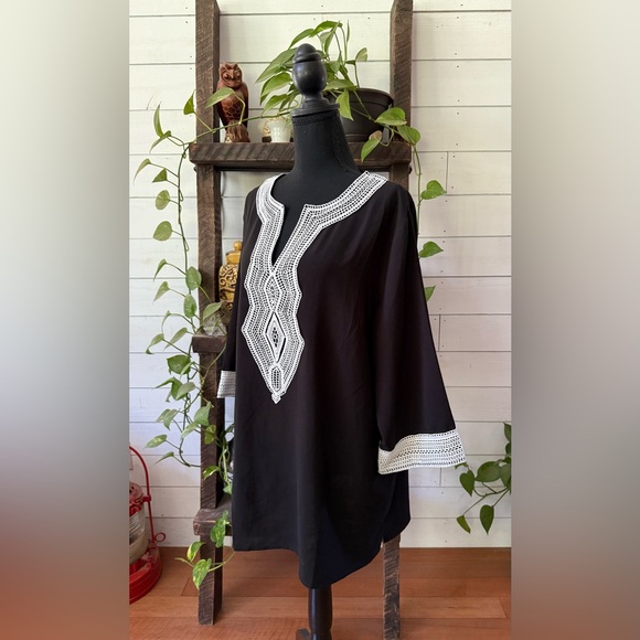Black Tunic Shirt with White Lace Trim Detail - Picture 6 of 17